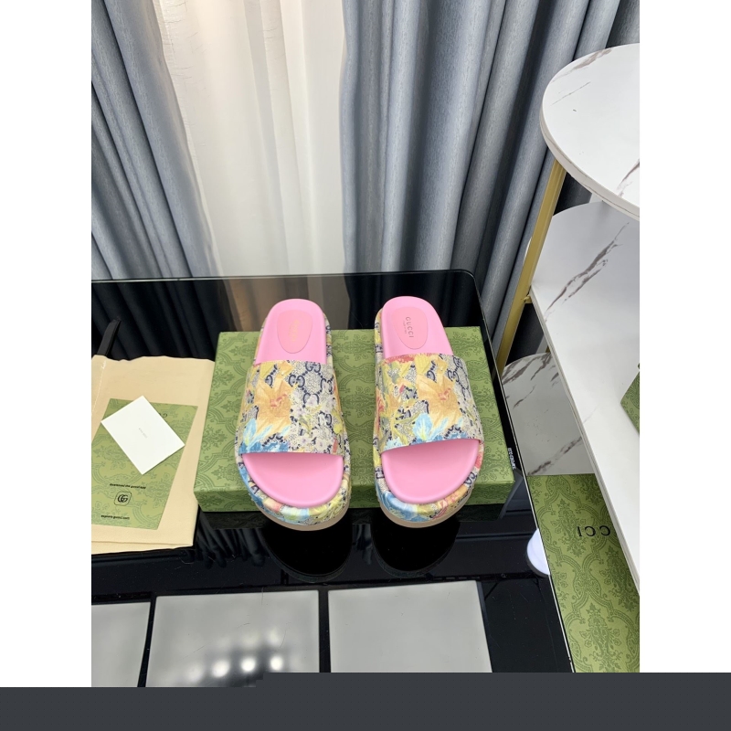 G*u*i slippers